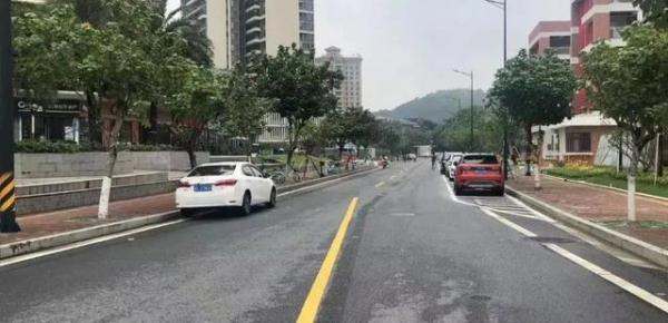 斗门有司机举报巨无霸公然逆行,与小车擦肩而过非常吓人! 斗门有司机举报巨无霸公然逆行,与小车擦肩而过非常吓人!