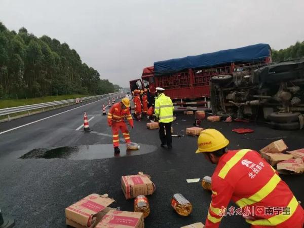 现场撒落一地食用油！大货车追尾撞翻小货车，司机被困变形车头