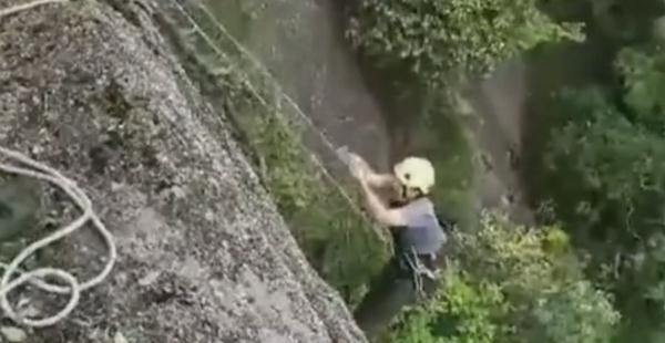 太危险!男子不听劝,试图从瀑布上方穿过,结果悲剧了... 太危险!男子不听劝,试图从瀑布上方穿过,结果悲剧了...