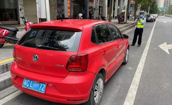 斗门有司机举报巨无霸公然逆行,与小车擦肩而过非常吓人! 斗门有司机举报巨无霸公然逆行,与小车擦肩而过非常吓人!