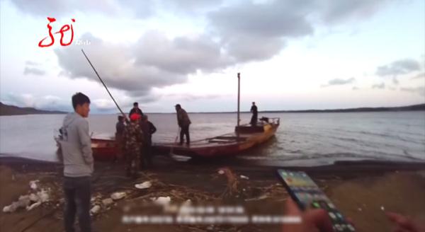 哈尔滨五名男子江面游玩，遭遇风浪被困江中央