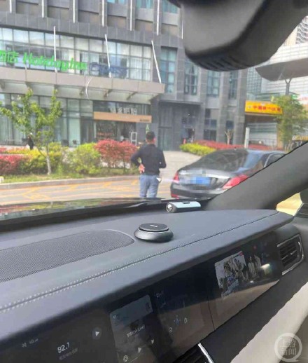 开奥迪奔驰的“老板”商场停车场白送茶叶？小心骗局