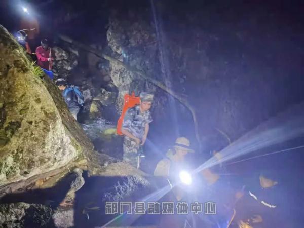 太危险!男子不听劝,试图从瀑布上方穿过,结果悲剧了... 太危险!男子不听劝,试图从瀑布上方穿过,结果悲剧了...