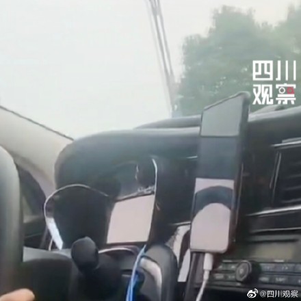 四川一网约车司机开车追剧被罚
