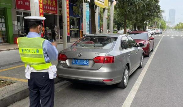 斗门有司机举报巨无霸公然逆行,与小车擦肩而过非常吓人! 斗门有司机举报巨无霸公然逆行,与小车擦肩而过非常吓人!