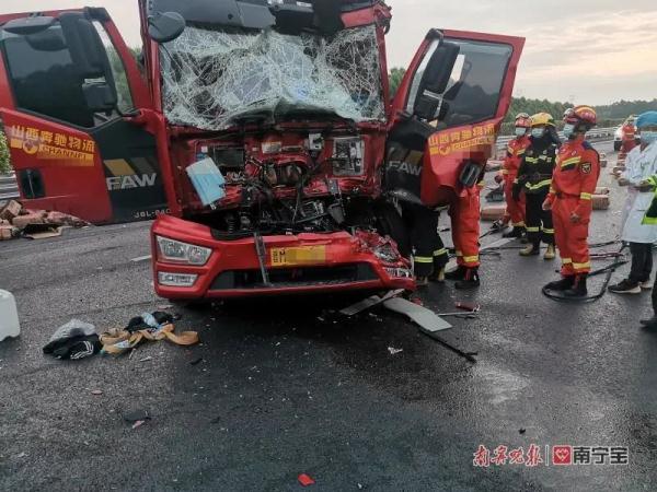 现场撒落一地食用油！大货车追尾撞翻小货车，司机被困变形车头