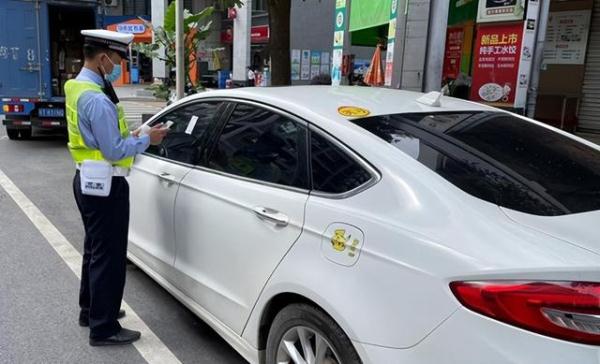 斗门有司机举报巨无霸公然逆行,与小车擦肩而过非常吓人! 斗门有司机举报巨无霸公然逆行,与小车擦肩而过非常吓人!