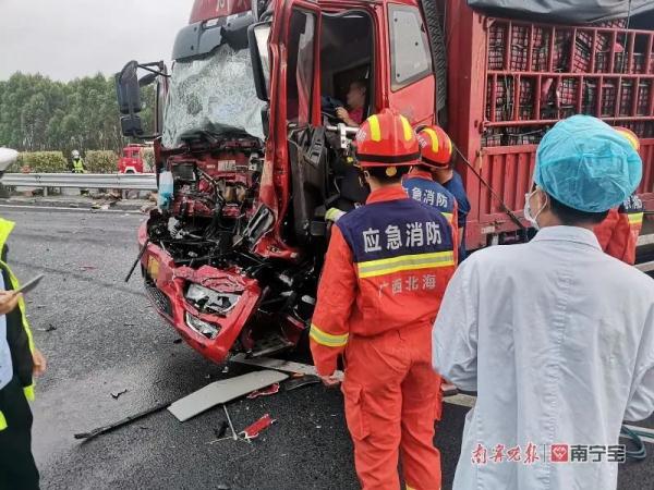 现场撒落一地食用油！大货车追尾撞翻小货车，司机被困变形车头