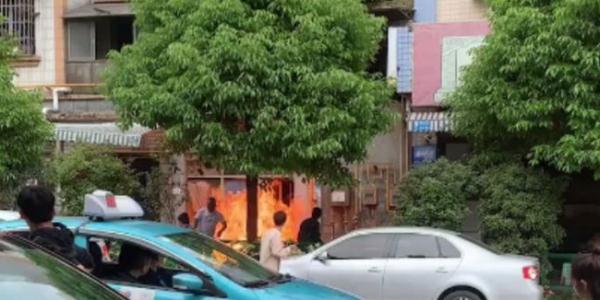 砰！一声巨响，他徒手拎出“喷火”煤气罐……网友：这就是为什么军人优先