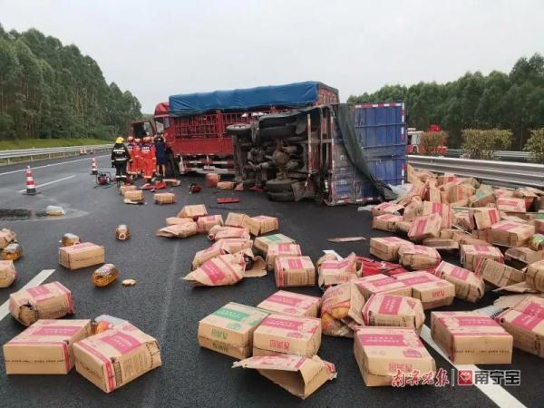 现场撒落一地食用油！大货车追尾撞翻小货车，司机被困变形车头