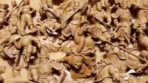 耗时3个月！手艺人用1.6平米木板雕出水浒108将