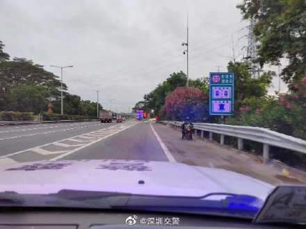 男子骑行上高速公路,交警及时制止除隐患 男子骑行上高速公路,交警及时制止除隐患