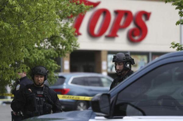 美国纽约州枪击案已致10死3伤:枪手身穿防弹衣朝人开枪 或直播作案过程 美国纽约州枪击案已致10死3伤:枪手身穿防弹衣朝人开枪 或直播作案过程