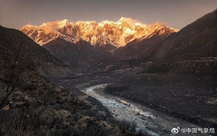 绝美南迦巴瓦峰日照金山