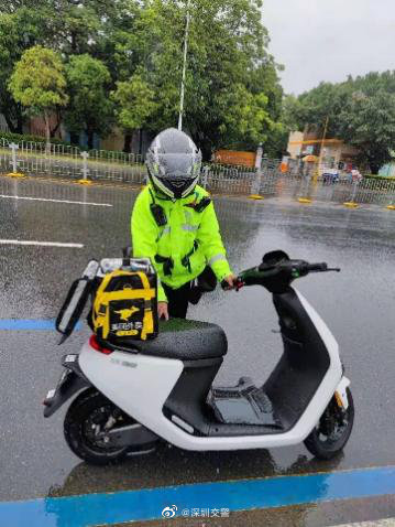 雨天路滑外卖小哥骑车摔倒，幸好遇到铁骑伸手救助