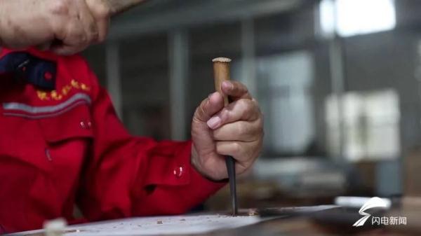 耗时3个月！手艺人用1.6平米木板雕出水浒108将