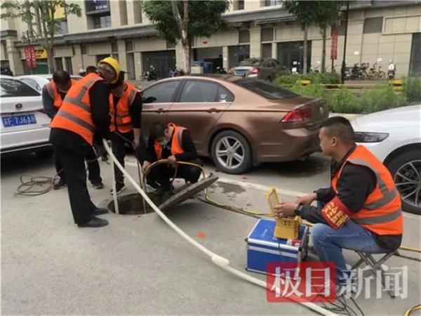 3岁男童掉进下水道被冲走，父亲去救却被卡住...正全力搜救中！