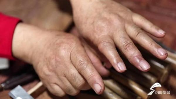 耗时3个月！手艺人用1.6平米木板雕出水浒108将