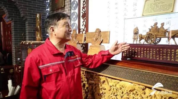 耗时3个月！手艺人用1.6平米木板雕出水浒108将