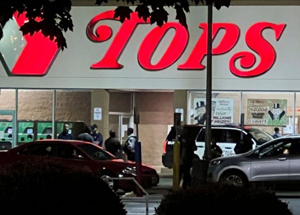 美国纽约州超市枪击案致死至少10人 枪手落网 美国纽约州超市枪击案致死至少10人 枪手落网