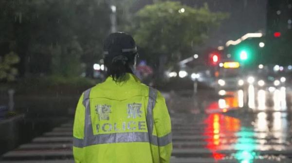 冲上热搜!深圳暴雨夜徒手推车的女铁骑是她 冲上热搜!深圳暴雨夜徒手推车的女铁骑是她