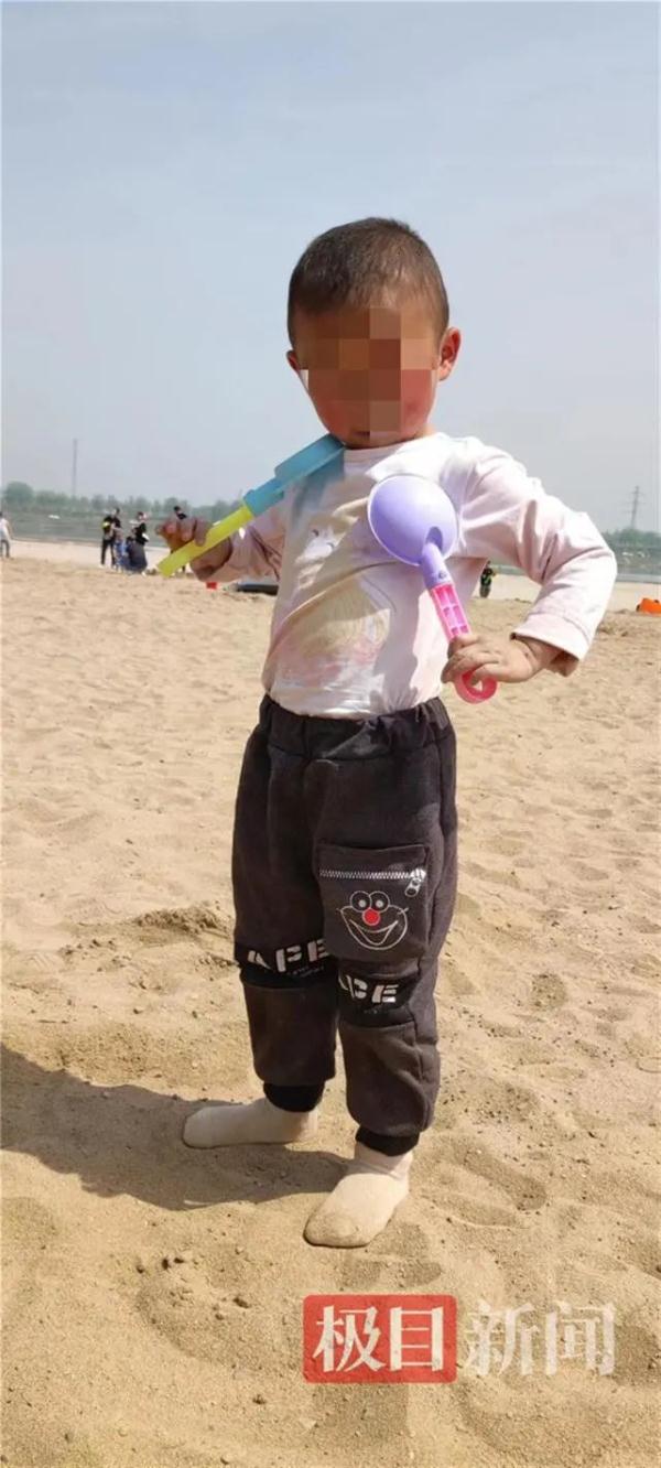 3岁男童掉进下水道被冲走，父亲去救却被卡住...正全力搜救中！