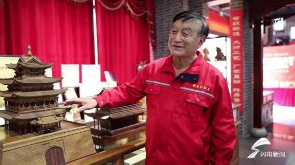 耗时3个月！手艺人用1.6平米木板雕出水浒108将