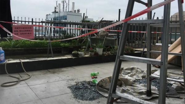 夜宿玻璃房天降异物，南宁一女子熟睡中被砸致多处骨折