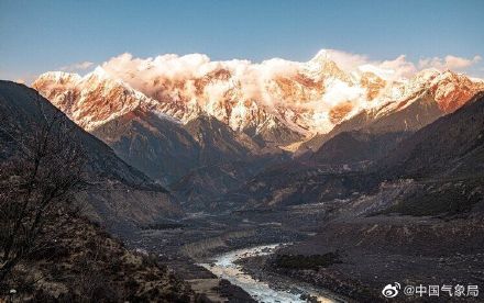 绝美南迦巴瓦峰日照金山