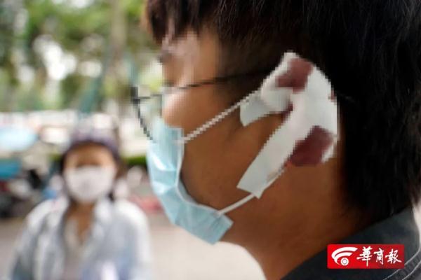 西安一小伙去理发,没想到左耳被剪掉一块肉…医院:已造成不可逆损伤 西安一小伙去理发,没想到左耳被剪掉一块肉…医院:已造成不可逆损伤