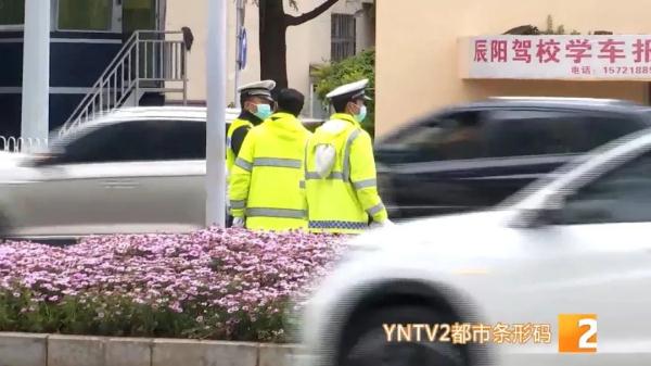“感觉像过冬天一样…”五月中旬，大衣、羽绒服再现昆明街头，未来天气情况是……