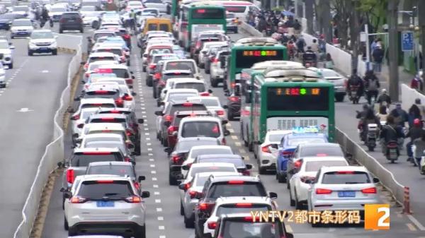 “感觉像过冬天一样…”五月中旬，大衣、羽绒服再现昆明街头，未来天气情况是……
