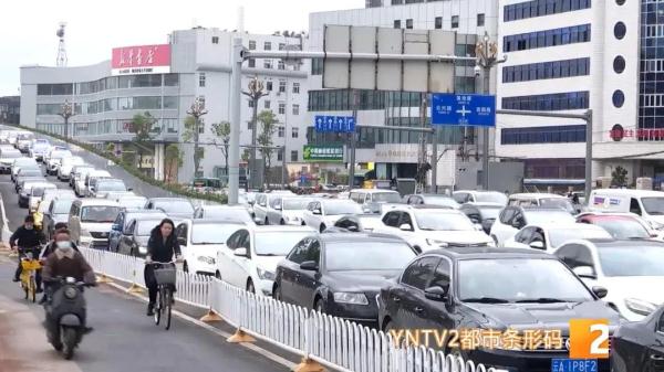 “感觉像过冬天一样…”五月中旬，大衣、羽绒服再现昆明街头，未来天气情况是……