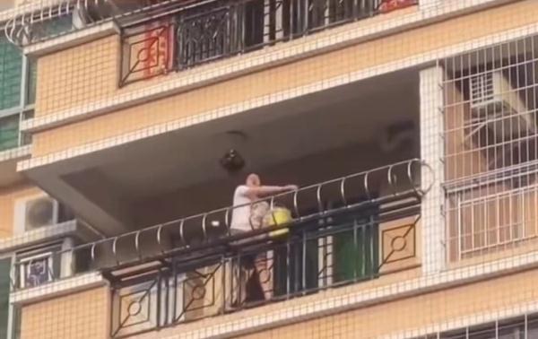 广东一女子从5楼往下扔煤气罐,社区:患抑郁症,已被警方带走 广东一女子从5楼往下扔煤气罐,社区:患抑郁症,已被警方带走