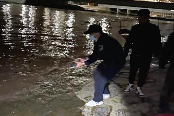 浙江一村民钓龙虾遇上“无价之宝”？！没想到是…