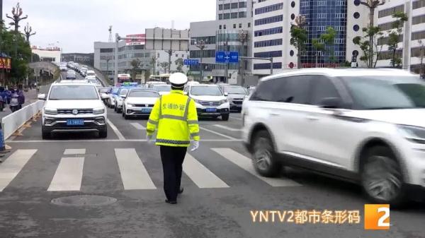 “感觉像过冬天一样…”五月中旬，大衣、羽绒服再现昆明街头，未来天气情况是……