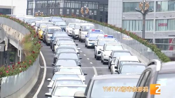 “感觉像过冬天一样…”五月中旬，大衣、羽绒服再现昆明街头，未来天气情况是……