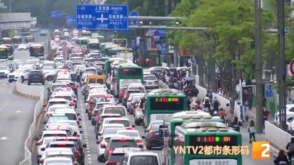 “感觉像过冬天一样…”五月中旬，大衣、羽绒服再现昆明街头，未来天气情况是……
