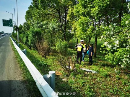哥俩为钓鱼步行上高速 刚翻护栏就被交警发现 哥俩为钓鱼步行上高速 刚翻护栏就被交警发现