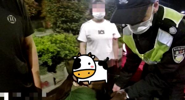 一个4岁、一个8岁，这两兄弟懂事得让人心疼……