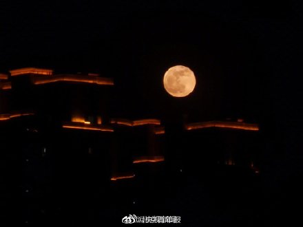 月亮好像咸蛋黄