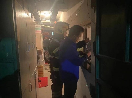 居民楼夜晚起火!救火还是备考 这位高三学生做了取舍 居民楼夜晚起火!救火还是备考 这位高三学生做了取舍