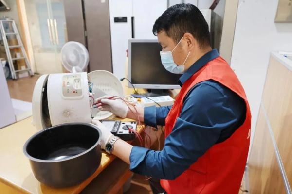 理发店、奶茶店、书店，小龙虾、烧烤、肉粽子……在金山，熟悉的它们回来了