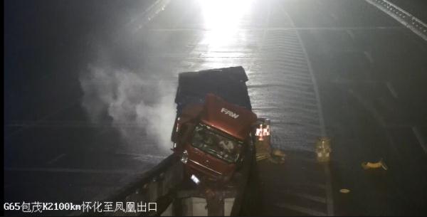 险！大货车司机疲劳驾驶，车辆险些坠下桥梁......