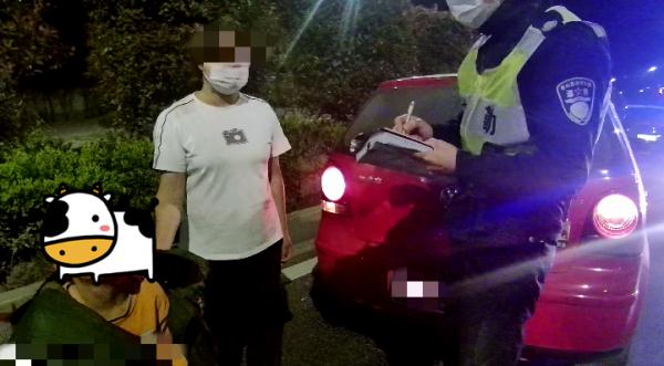 一个4岁、一个8岁，这两兄弟懂事得让人心疼……