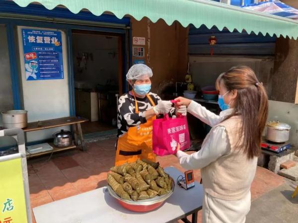 理发店、奶茶店、书店，小龙虾、烧烤、肉粽子……在金山，熟悉的它们回来了