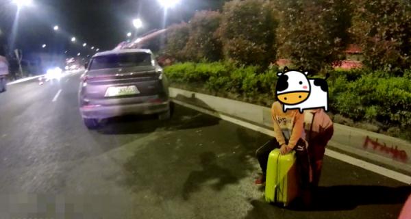 一个4岁、一个8岁，这两兄弟懂事得让人心疼……