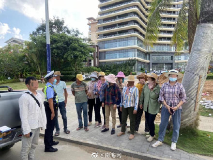 三亚皮卡车敞开后车厢竟坐6人