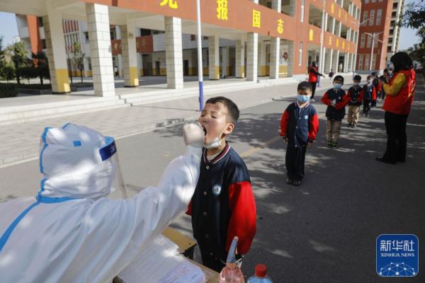 河南宝丰:采核酸 迎复课 河南宝丰:采核酸 迎复课