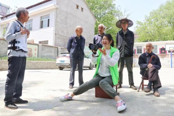 她用4年时间，为2000多位乡村老人拍下最美照片！